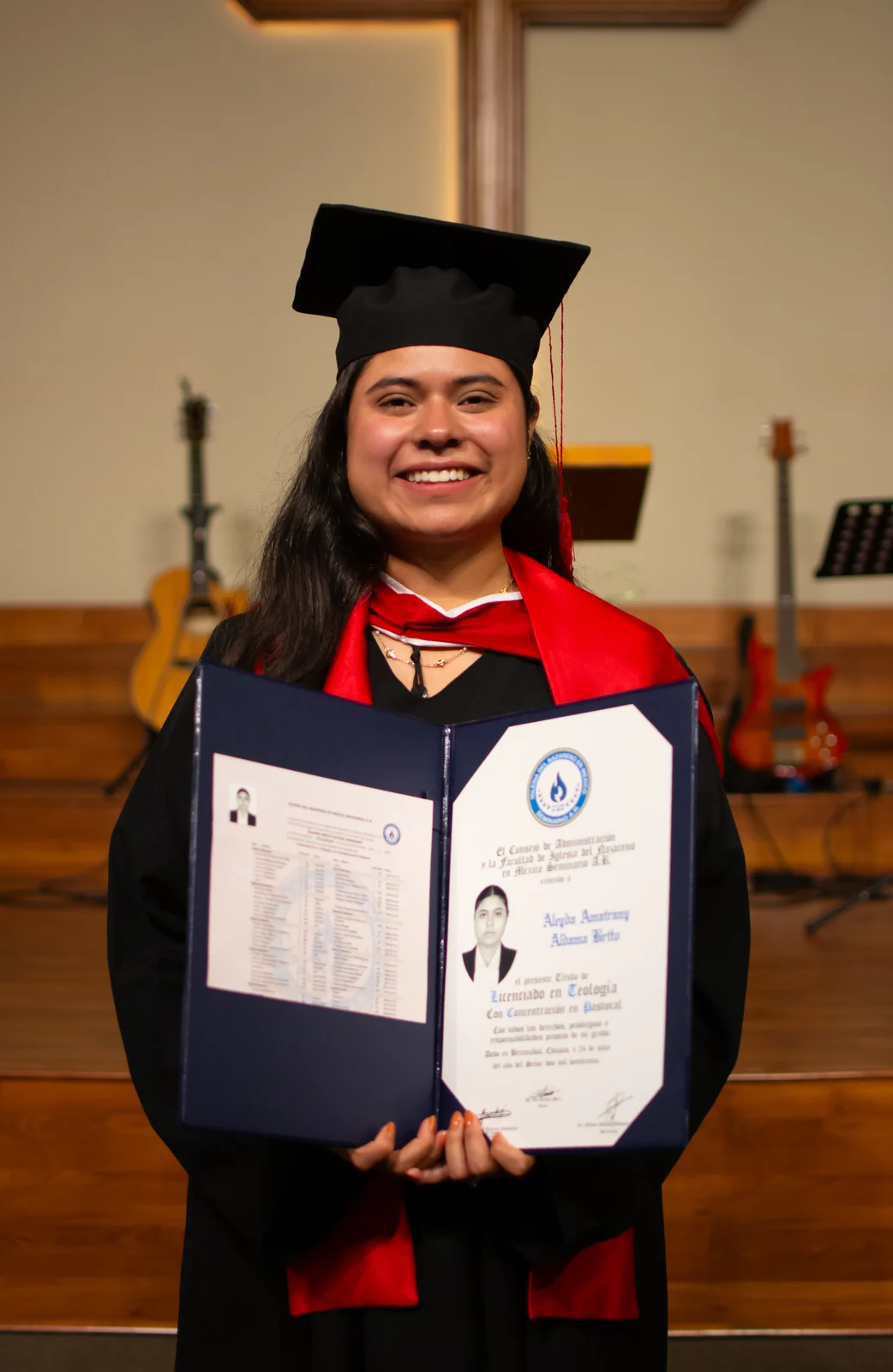 Graduada del Seminario Nazareno del Distrito Noroccidental sosteniendo su diploma