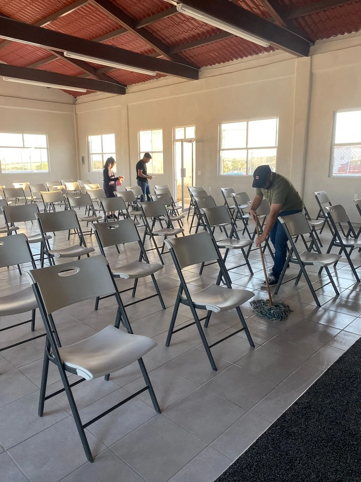 Comunidad del seminario sirviendo en sus instalaciones